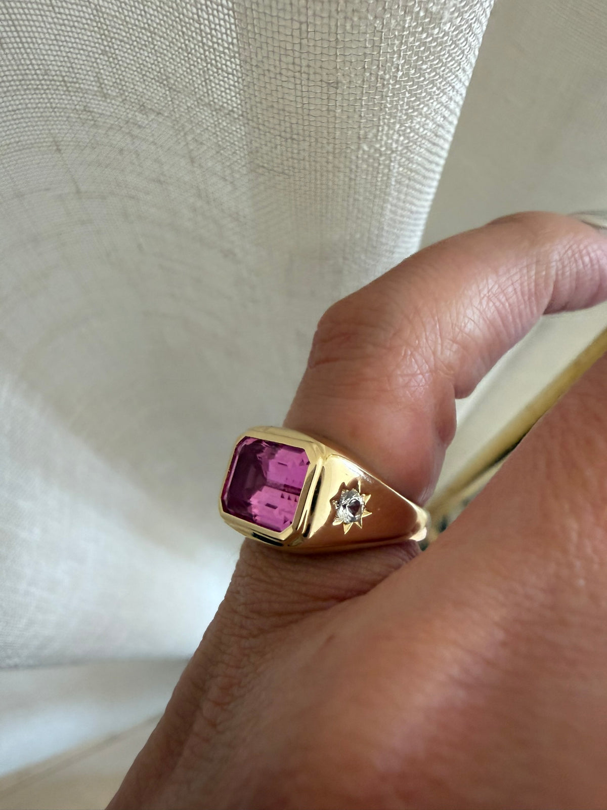 THE MUSE SIGNET RING — Rose Gold / White Gold / Yellow Gold, Diamond / Sapphire / Opal