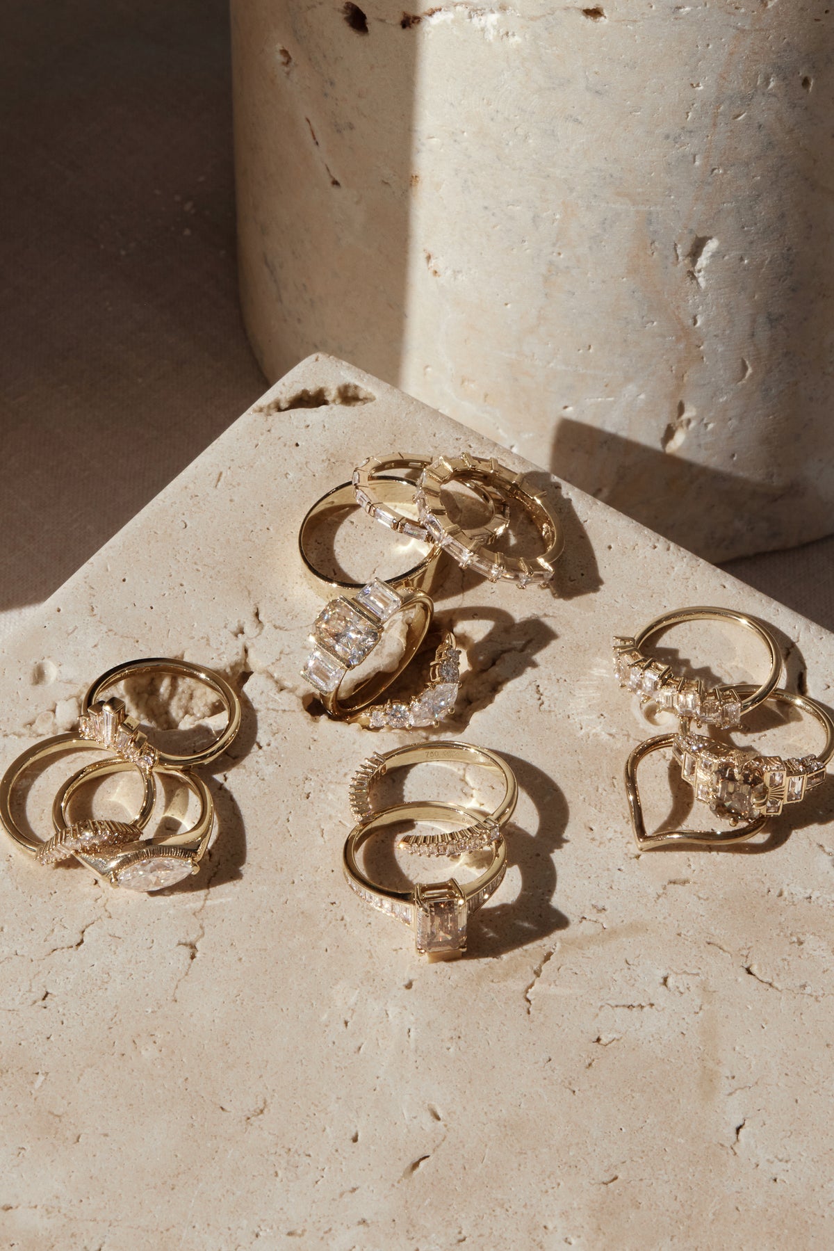 TRIBUNE RING — White Gold / Yellow Gold / Platinum, Diamond / Emerald
