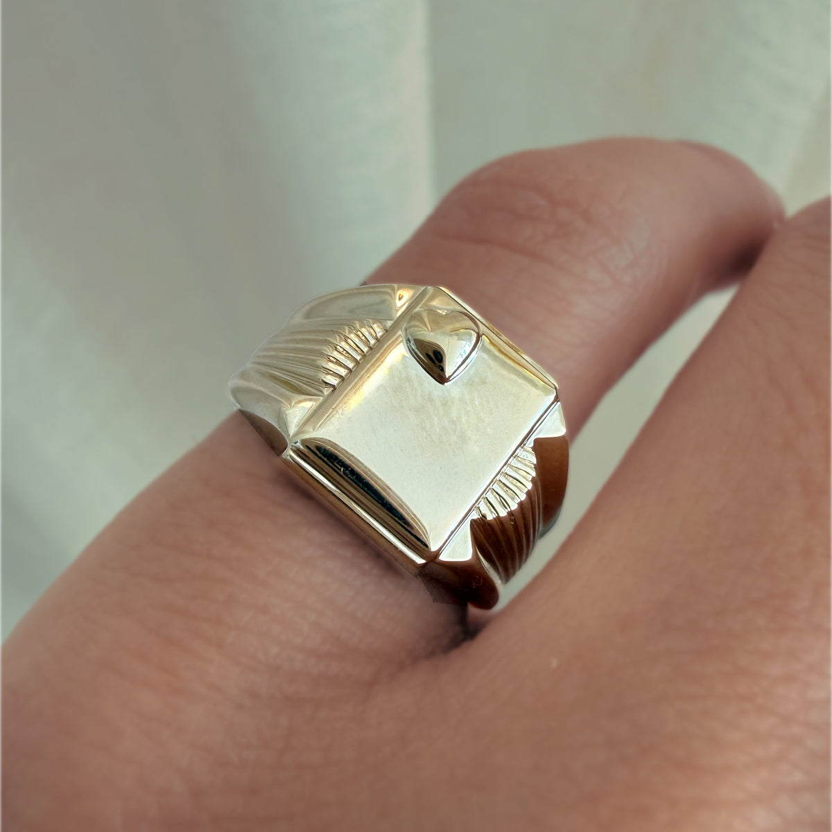 AMORE SIGNET RING — Rose Gold / White Gold / Yellow Gold, Sapphire / Opal