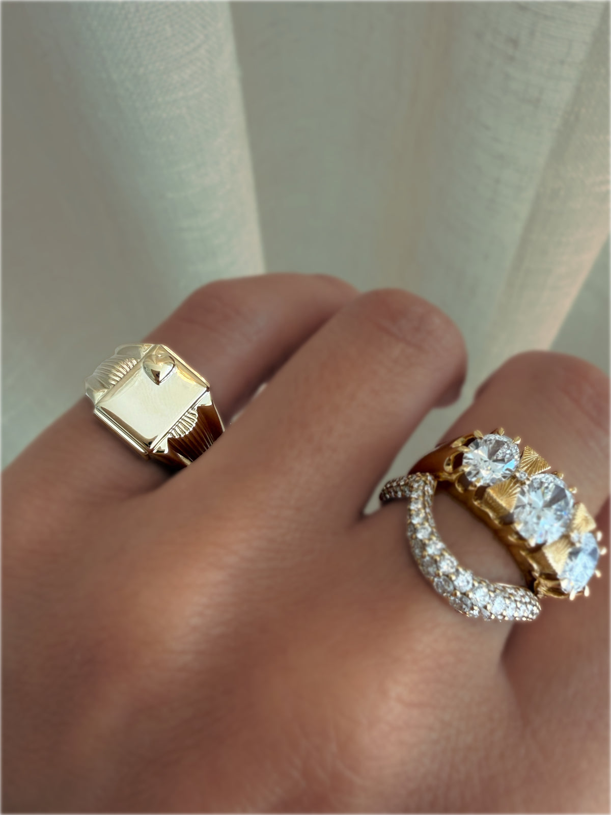 AMORE SIGNET RING — Rose Gold / White Gold / Yellow Gold, Sapphire / Opal