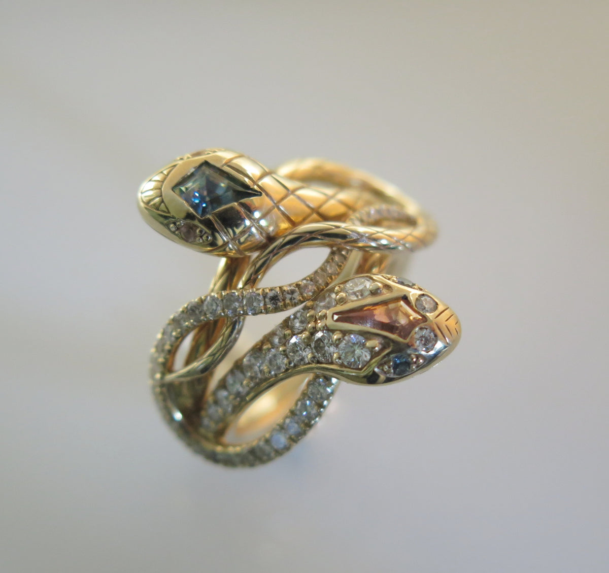 SERPENTINE RING - LIMITED EDITION — Yellow Gold, Diamond / Sapphire
